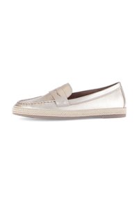 Metallisch beige loafers met een gladde buitenkant, een gestikte naad en een geweven espadrille-stijl zool. Heeft een decoratieve band.