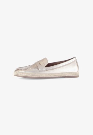 Mocassins métalliques beiges avec un extérieur lisse, une couture sur la semelle et une semelle de style espadrille tissée. Présente une sangle décorative.