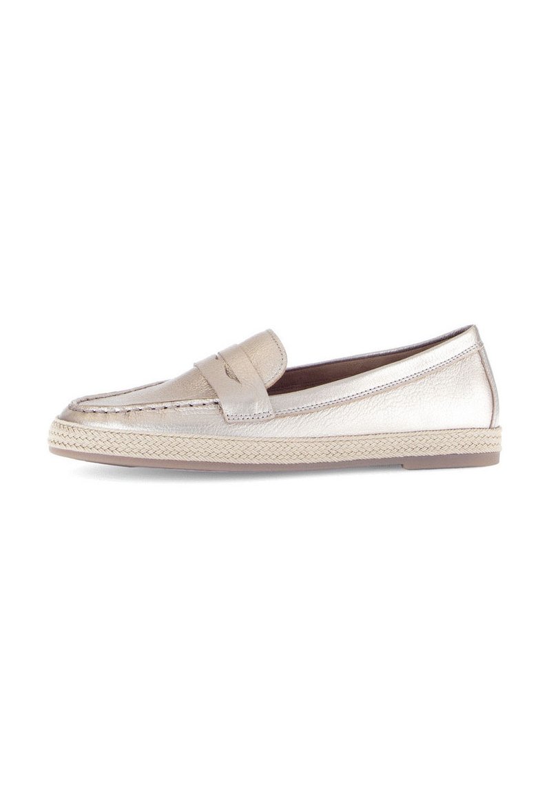 Metallisch beige loafers met een gladde buitenkant, een gestikte naad en een geweven espadrille-stijl zool. Heeft een decoratieve band.