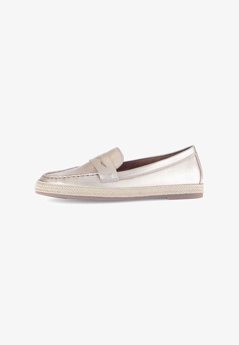 Metallisch beige loafers met een gladde buitenkant, een gestikte naad en een geweven espadrille-stijl zool. Heeft een decoratieve band.