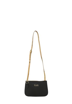 Borsa a tracolla in pelle nera con finitura testurizzata, lettering dorato e tracolla regolabile di colore chiaro. Presenta una chiusura con zip.