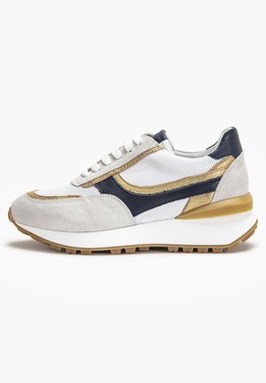 Sneakers con una combinazione di rete bianca, suede grigio e pelle blu navy. Dettagli in oro sui lati e una suola in gomma testurizzata per una migliore aderenza.