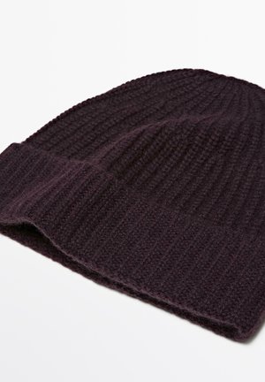 Berretto lavorato a maglia di colore viola scuro con una texture a coste e risvolto. Realizzato in morbido filato per calore e comfort.