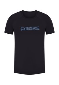 Camiseta negra de manga corta hecha de un tejido suave que presenta la palabra "SMILODOX" en letras azul claro en el pecho.