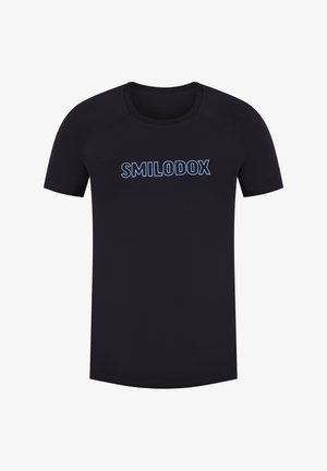Černé tričko s krátkým rukávem vyrobené z měkké látky, na němž je přes hrudník vytištěno slovo "SMILODOX" světle modrým písmem.