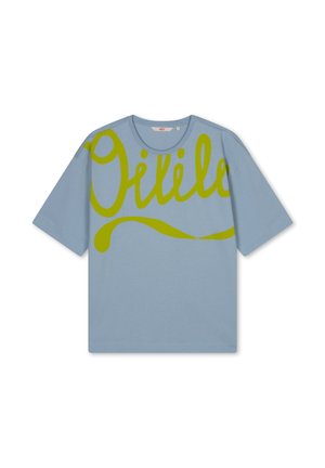 Lichtblauw T-shirt met korte mouwen met oversized geelgroene cursieve tekst over de borst en de bovenste mouwen, plat weergegeven op een witte achtergrond.