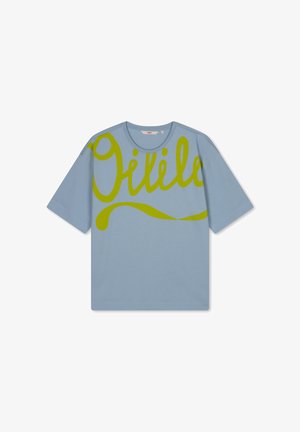 Lichtblauw T-shirt met korte mouwen met oversized geelgroene cursieve tekst over de borst en de bovenste mouwen, plat weergegeven op een witte achtergrond.