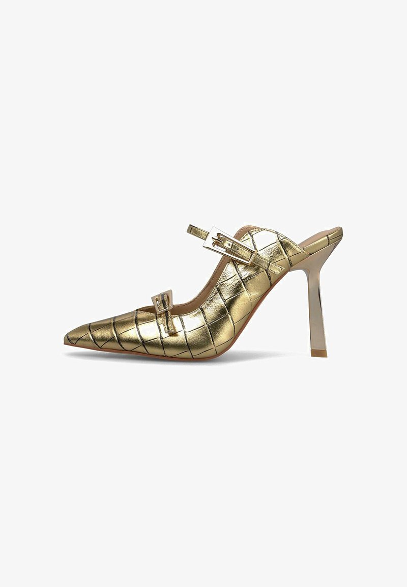 Goldfarbene, krokodilpräge Leder Schuhe mit spitzem Zehenbereich, hohen Stiletto-Absätzen und zwei Schnallenriemen über dem Fuß. Glatte Textur.