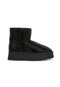 Botines cortos negros hasta el tobillo con un upper texturizado y con tachuelas, y una suela de plataforma negra sólida. Presentan una puntera redondeada y un ajuste ceñido.