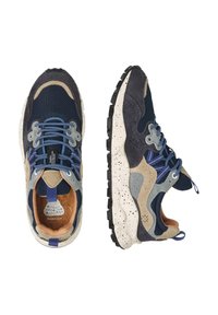 Zapatillas en color navy y beige, elaboradas con materiales de malla y ante, suela texturizada, cordones en contraste y una entresuela moteada. Presentan un interior acolchado.