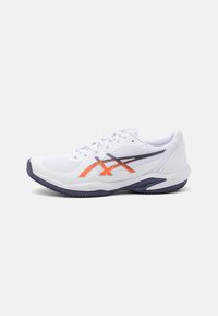 Zapatilla deportiva blanca con parte superior de malla transpirable, patrón texturizado, acentos en naranja y gris, y una suela de goma duradera diseñada para ofrecer tracción.