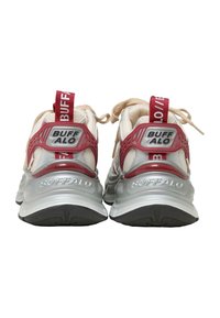 Červeno-krémové tenisky s prodyšným svrškem, gumovou podrážkou a výrazným značením BUFFALO na patě. Obsahují dekorativní šněrování a poutka.