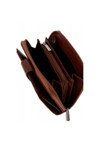 Portafoglio in pelle marrone con più scomparti, cerniere e slot per carte. Superficie texturizzata con finitura liscia e hardware argentato.