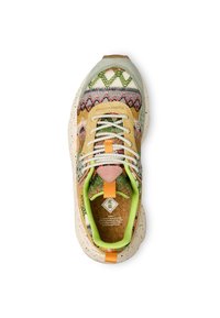 Scarpa da ginnastica multicolore con tomaia in maglia testurizzata e motivi, suola in gomma beige, dettagli verdi e linguetta imbottita rosa.