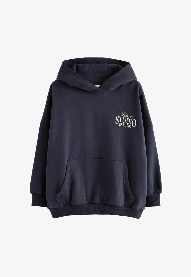 Marinblå oversized hoodie i mjukt tyg, med en framficka, ribbad nederkant och broderad detalj "Leisure STUDIO EST 1982".