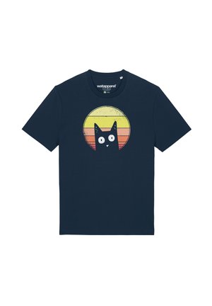 Navyblaue Baumwoll-T-Shirt mit kurzen Ärmeln, das ein Katzenmotiv vor einem kreisförmigen Sonnenuntergang-Design in orange und gelben Farbtönen zeigt.