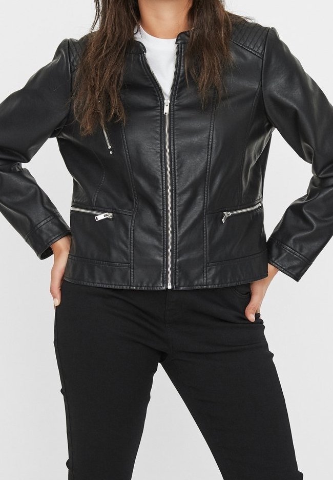 Veste en cuir noir avec une fermeture éclair frontale, deux poches latérales zippées en argent, des détails aux épaules et une silhouette ajustée.