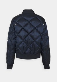 Veste bombardier matelassée noire avec couture en losange, col, poignets et ceinture côtelés, vue de dos.