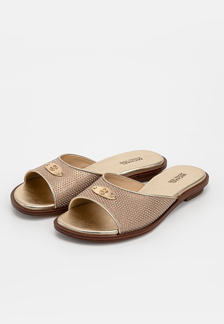 Sandales à lanières ouvertes en or et bronze métalliques, avec une tige texturée, une semelle lisse et une plaque logo décorative sur la lanière.
