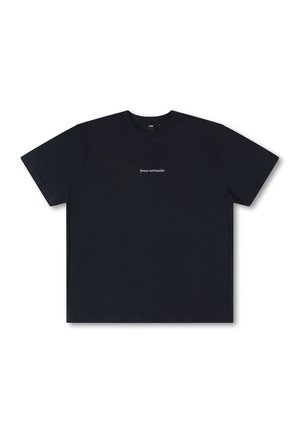 Schwarzes Baumwoll-T-Shirt mit kurzen Ärmeln, Rundhalsausschnitt und kleinem weißen gestickten Logo auf der Vorderseite. Rechteckige Form, glatte Textur.