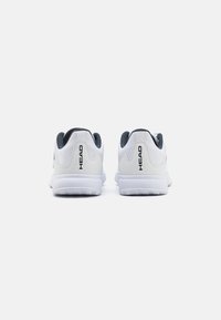 Scarpe da ginnastica bianche con una tomaia in rete traspirante, accenti grigi sul colletto e una suola in gomma strutturata. Logo del marchio stampato sui lati.