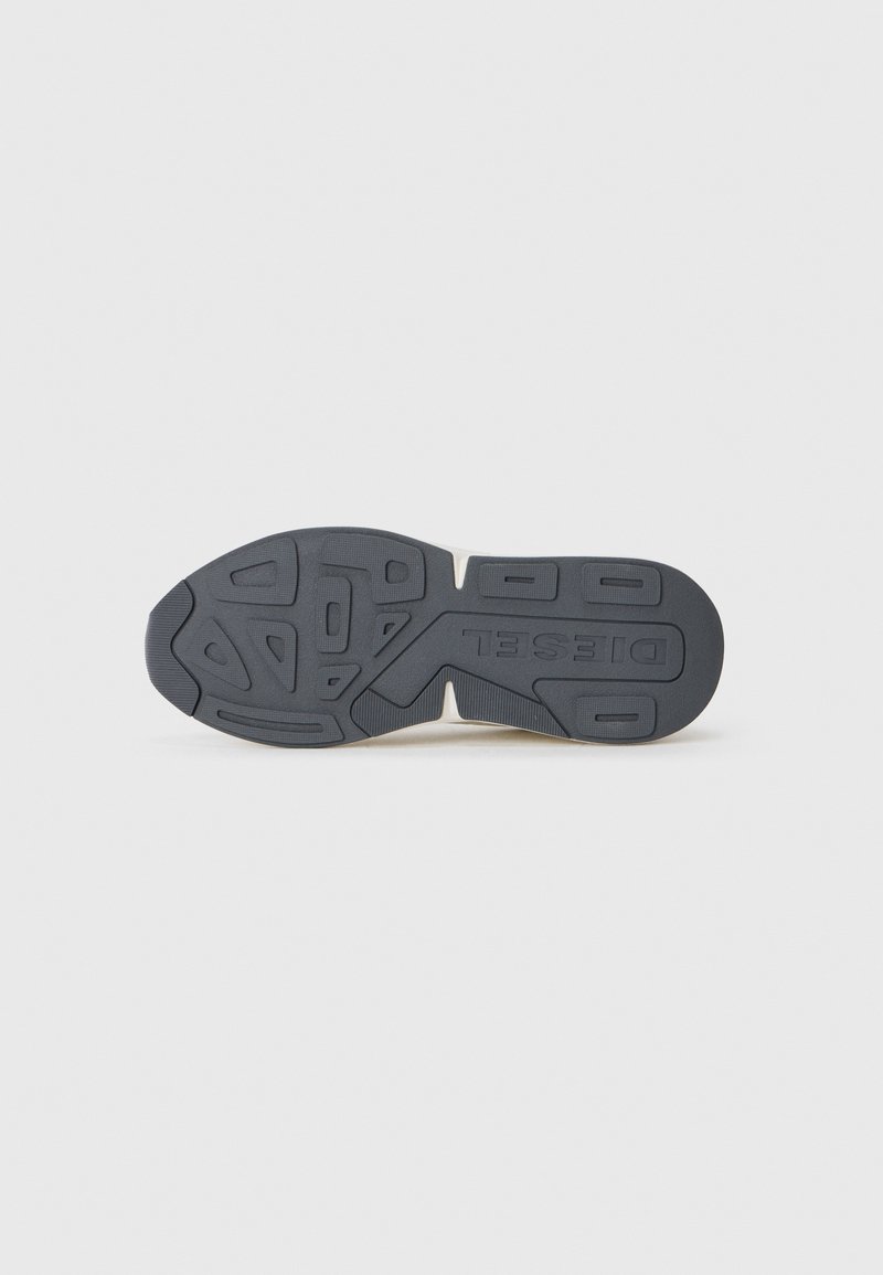 Suela de goma negra con un patrón texturizado y recortes para mayor flexibilidad, con el logotipo "Diesel" grabado en el lateral para la identificación de la marca.