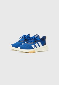 Scarpe sportive blu con tomaia in rete, caratterizzate da tre strisce bianche e una suola intermedia bianca imbottita. Lacci dello stesso blu.