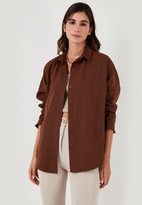 LELA Užsagstoma palaidinė - brown