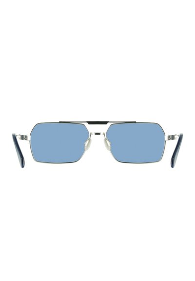 Lunettes de soleil à monture rectangulaire en métal argenté avec verres teintés bleus et embouts de branches noirs, vues de face.