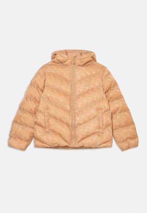 Veste rembourrée beige avec capuche ; présente un design matelassé diagonal et un logo subtil sur la poitrine ; texture lisse et fermeture éclair sur le devant.