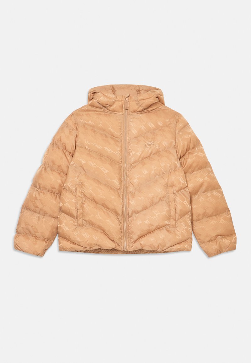 Casaco acolchoado bege com capuz; apresenta um design acolchoado diagonal e um logotipo subtil no peito; textura suave e fecho de correr frontal.