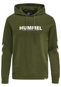 Sweat à capuche vert olive avec logo blanc « HUMMEL » et texte, cordons sur la capuche, et bandes en chevrons blanches sur les deux manches.
