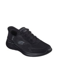 Scarpe sportive nere con parte superiore in mesh traspirante, colletto imbottito e soletta ammortizzata. Presentano un logo e motivi testurizzati per una maggiore presa.