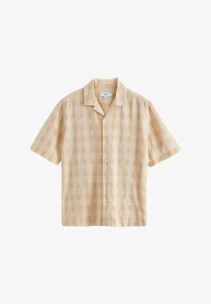 Cămașă bej cu mâneci scurte, cu nasturi, model în carouri albe, guler larg și etichetă de mărime medie vizibilă la gât.