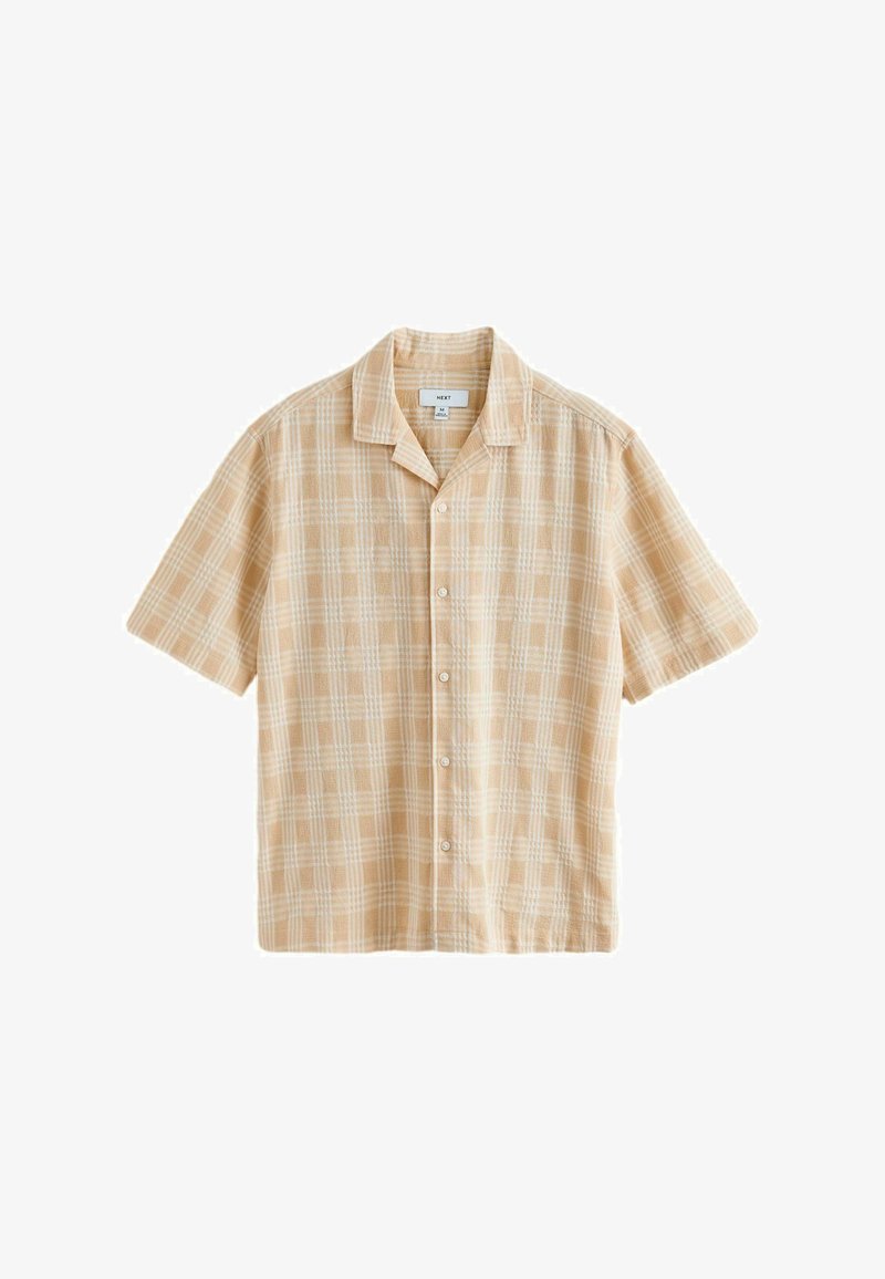 Chemise beige à manches courtes avec motif à carreaux blanc, col à rabat et étiquette de taille moyenne visible au niveau du col.