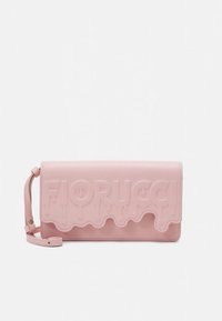 Rosa läderclutch med glansig yta, med en präglad "FIORUCCI"-logotyp och droppmönster längst ner. Inklusive avtagbar rem.