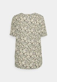 Blusa floral de mangas curtas em tecido suave. Apresenta um padrão total em verde, rosa e preto sobre um fundo claro. Fecho com botão nas costas.
