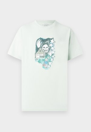 T-shirt en coton vert clair avec un motif graphique représentant un crâne, une maison et des étoiles. Col rond, manches courtes et coupe décontractée.