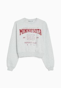 Harmaa lyhyt collegepaita, jossa pitkähihaiset hihat; siinä on punainen teksti "MINNESOTA 86" ja yläpuolella "STATE COLLEGE OF" pehmeällä pintakuviolla.