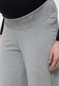 Γκρι παντελόνι εγκυμοσύνης με υφασμάτινη φαρδιά ελαστική μέση με υφή και απαλό ύφασμα, που διαθέτει άνετη εφαρμογή που πέφτει απαλά.