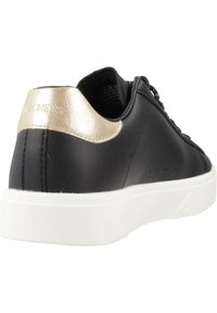 Czarny sneaker z gładkim, skórzanym wykończeniem, białą gumową podeszwą i metaliczno-złotym akcentem na pięcie. Posiada płaskie sznurowadła i otwory wentylacyjne.