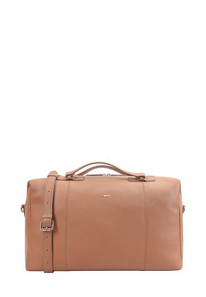 Bruine leren reistas met een gestructureerd oppervlak, dubbele handgrepen, een verstelbare schouderriem en een metalen logo detail aan de voorkant.