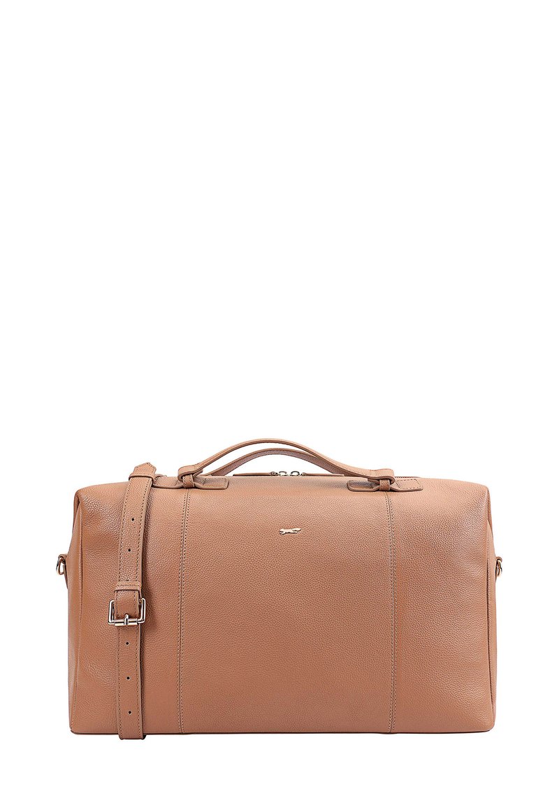 Sac de voyage en cuir brun avec surface texturée, doubles poignées, bandoulière réglable et détail de logo métallique à l'avant.