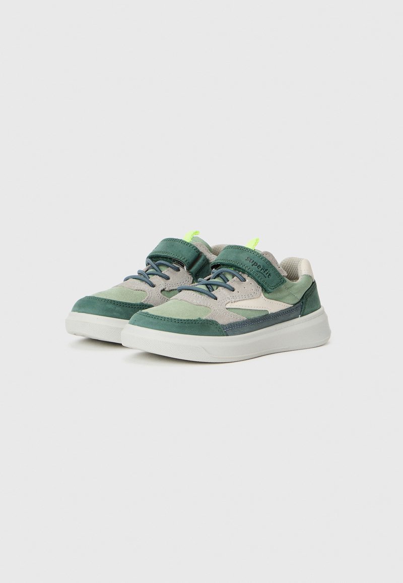 Grüne und graue Sneaker mit einem Obermaterial aus Wildleder und Mesh, ausgestattet mit einem Klettverschluss, strukturierten Details und einer weißen Gummisohle.