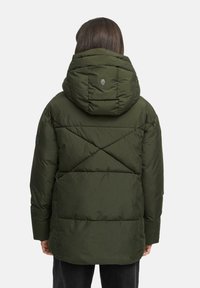 Veste matelassée vert olive avec une grande capuche, un motif matelassé et un détail de logo au dos. Présente des manches longues et une coupe droite.
