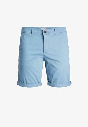 Pantalones cortos de algodón azul claro con dobladillo enrollado, cierre frontal con botón y bolsillos. Textura suave y diseño de corte recto.