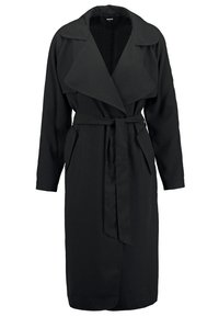 Long trench-coat noir à larges revers, taille ceinturée et poches latérales, présenté sur fond blanc.