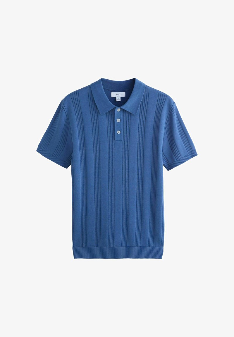 Polo bleu à manches courtes avec rayures verticales texturées, trois boutons blancs, ourlet et poignets côtelés, taille moyenne.