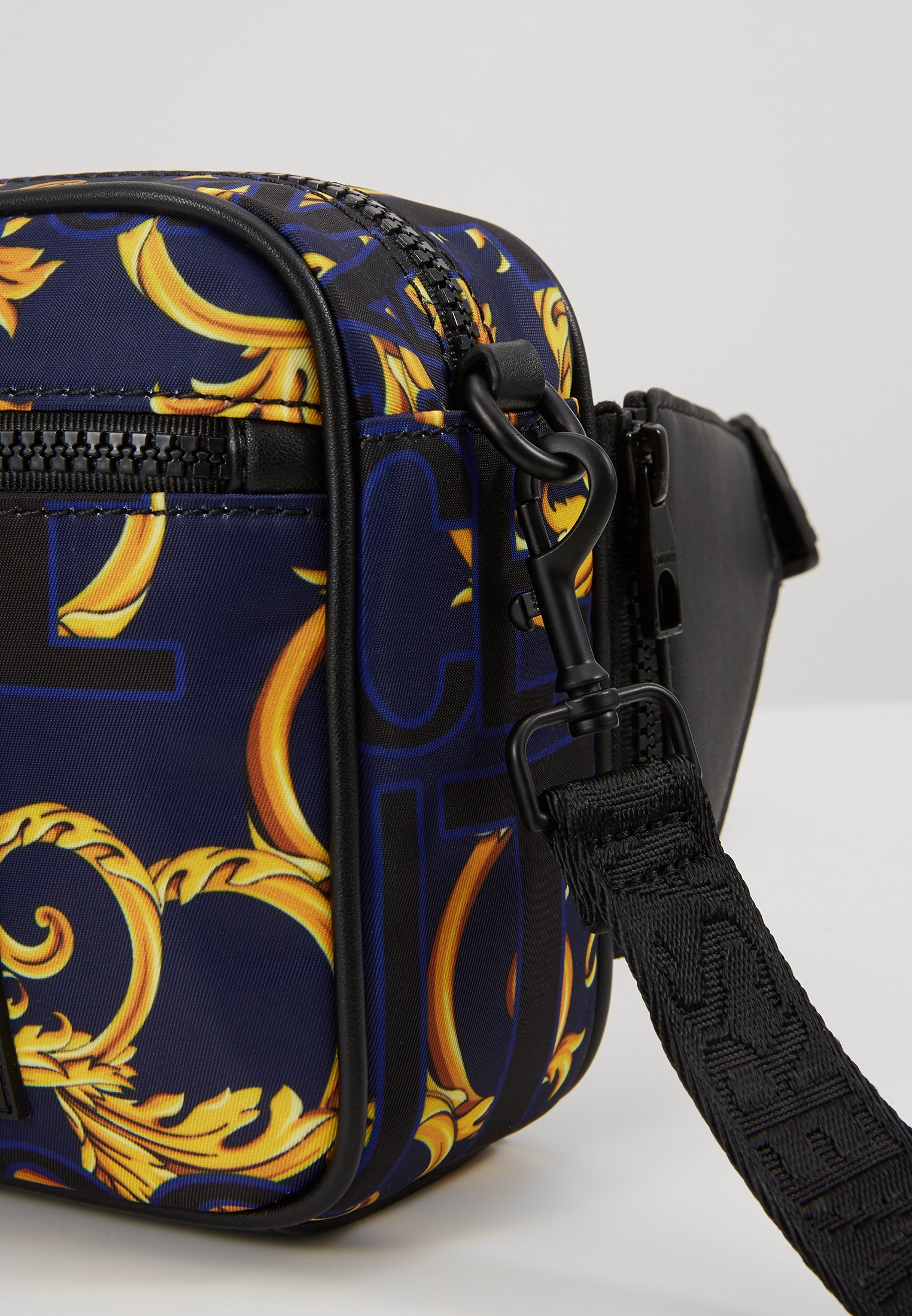 Versace Jeans Couture Skulderveske navygold Zalando.no Versace Jeans Couture Skulderveske navygold Zalando.no