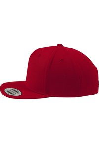 Rode snapback pet met een platte rand, gemaakt van stof met een gladde textuur, met luchtgaten op de kroon voor ventilatie.
